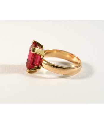 Bague or jaune et rubis une grave pollution 